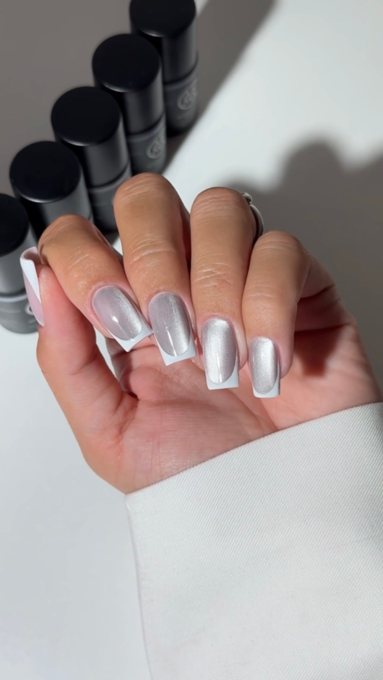 Silver Cat Eye Gelpolish on model