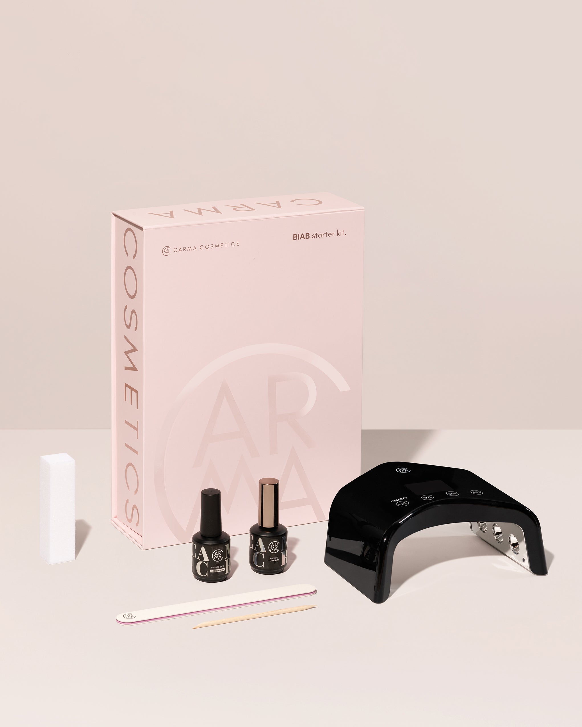 Duo Kit Lait Étoile van Carma Cosmetics met milky BIAB, subtiele holografische shimmer, CARMA HALO lamp en luxe giftbox
