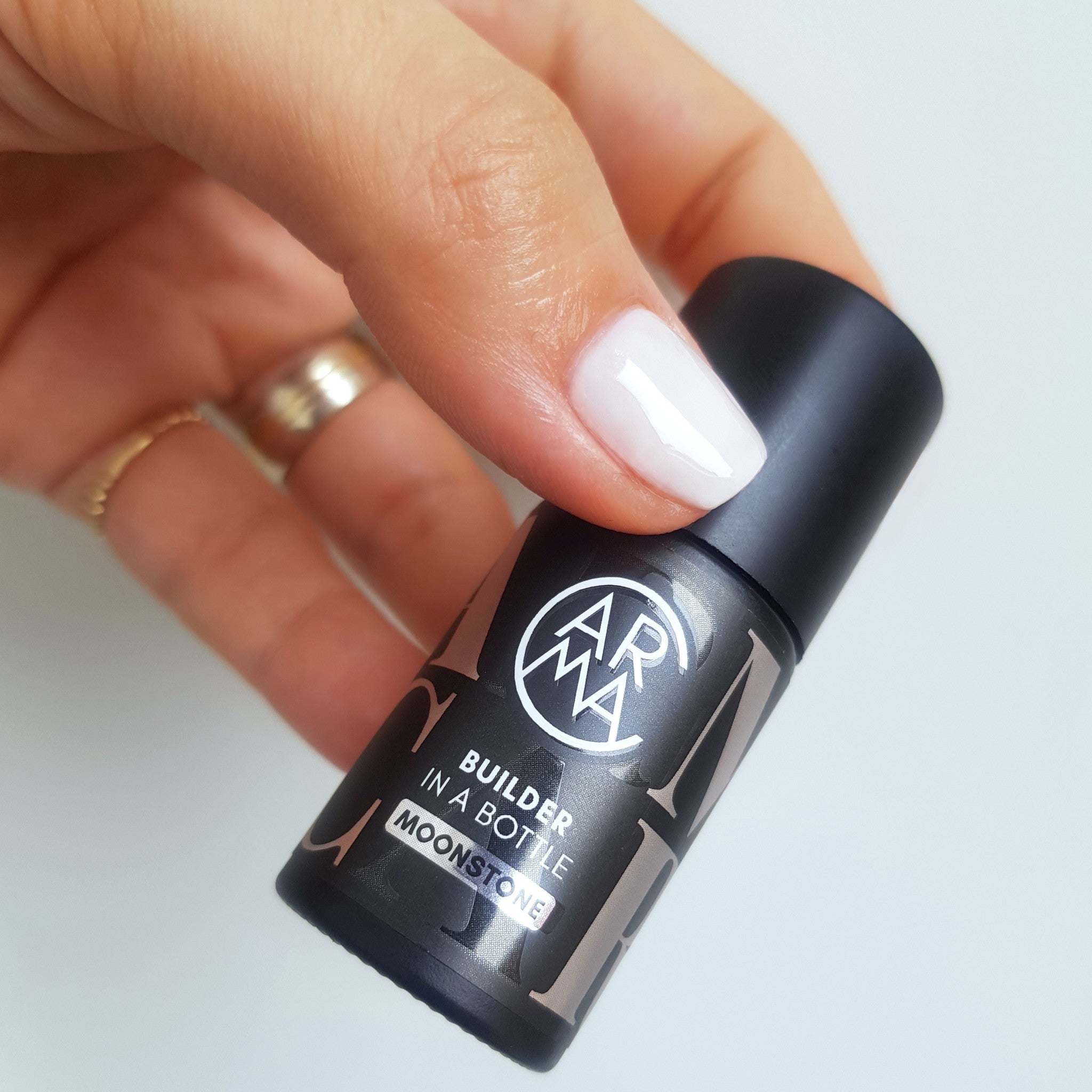 Moonstone Builder Base met glossy latte nude BIAB manicure