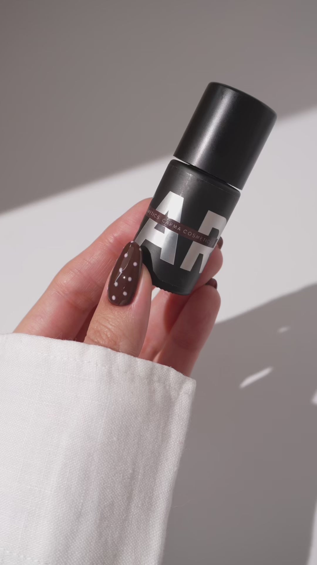 Video laden: Carma Cosmetics Polka Dots Choco Nail Art